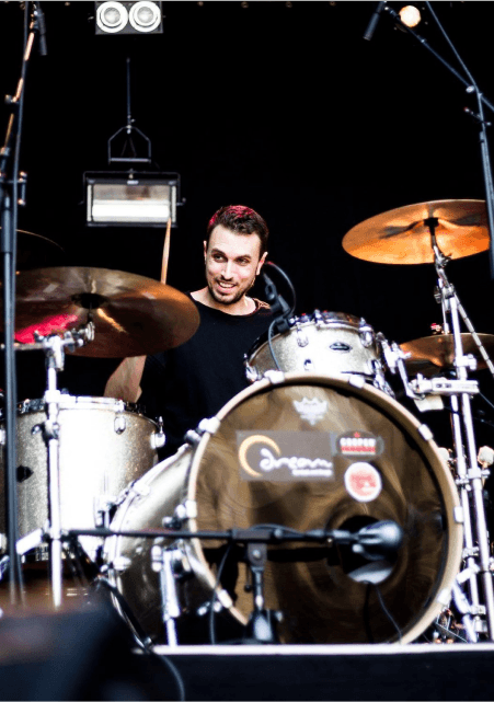 Joel Purkess live achter zijn drumstel